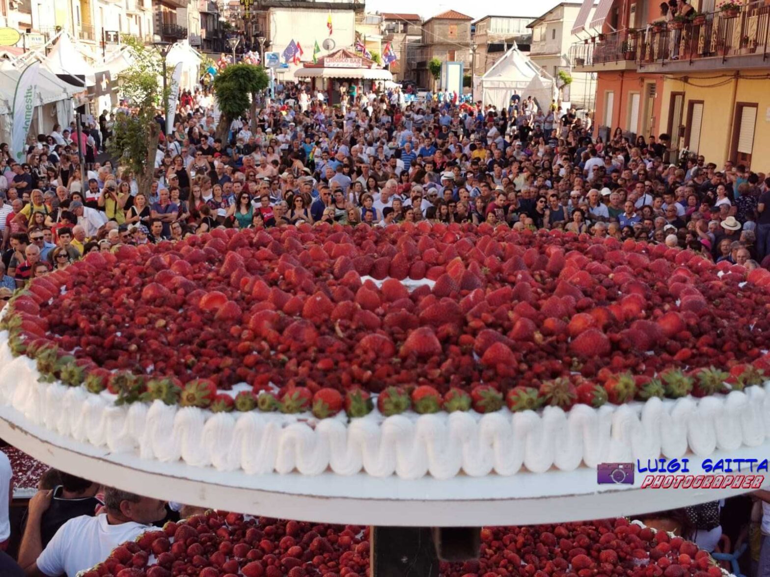 Piazza di Spagna si Tinge di Rosso con il Flash Mob delle Fragole di Nemi: